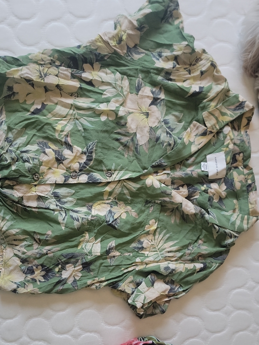 American Eagle Green Floral Short-Sleeve Shirt